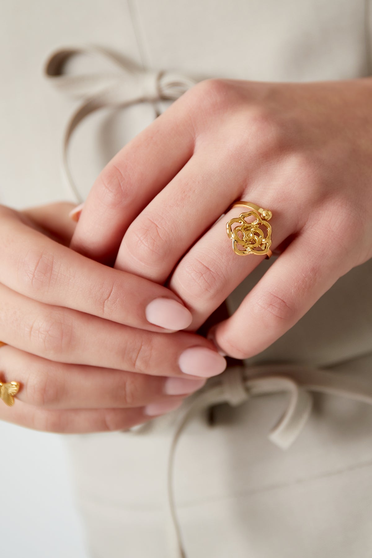 anello tocco floreale