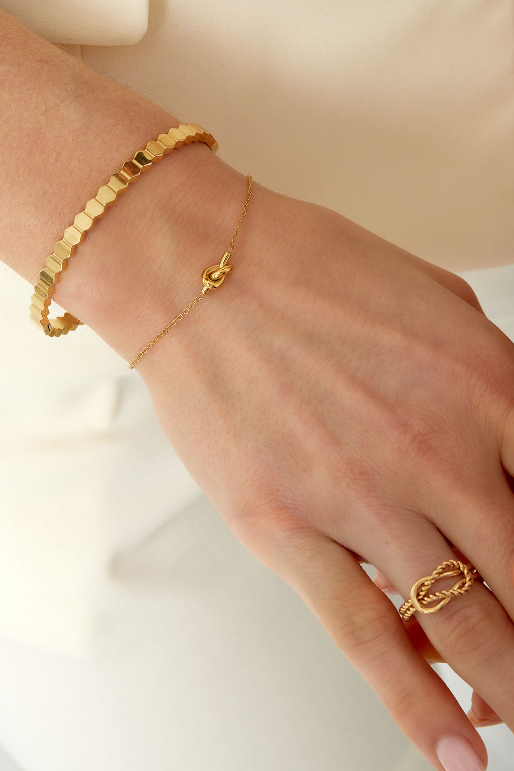 Bracciale semplice con charm annodato
