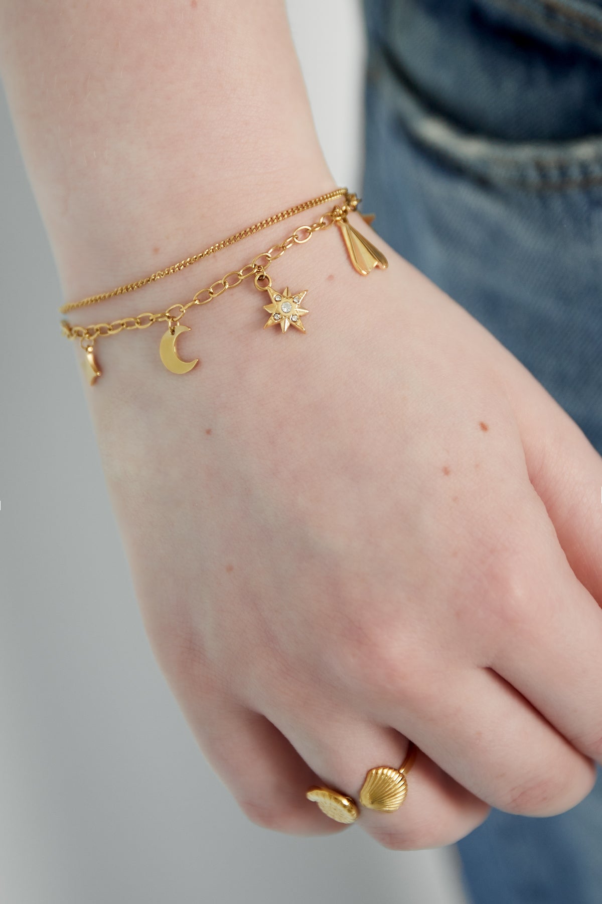 braccialetto con ciondolo tonalità celeste